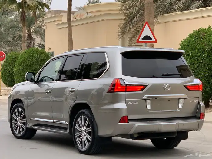 لكزس LX 570 2016 عداد قليل بحالة الوكالة 7