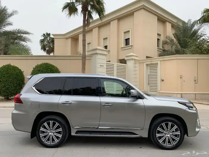 لكزس LX 570 2016 عداد قليل بحالة الوكالة 13