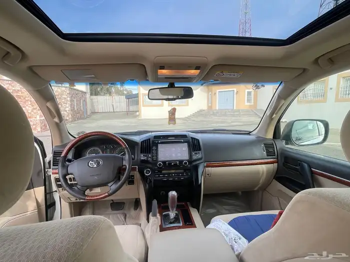 لاند كروزر صالون GXR 3 موديل 2014 8