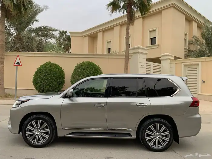 لكزس LX 570 2016 عداد قليل بحالة الوكالة 3