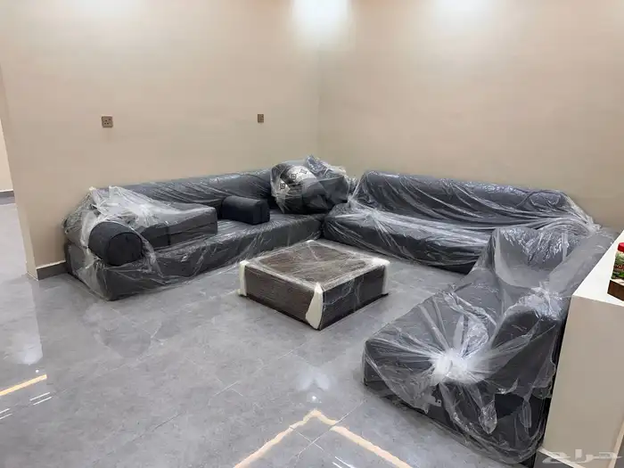 كنب جديد لم يستخدم مع طاولة. 1