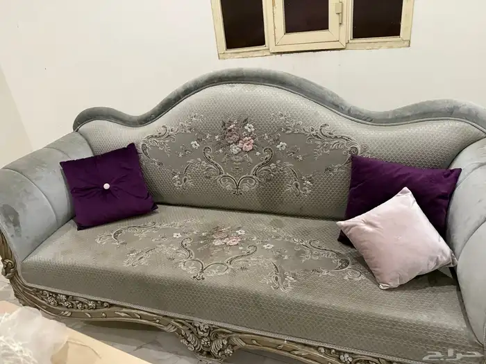 طقم كنب مع طاولات وفرش للطاولات وستائر (مستعمل) 6