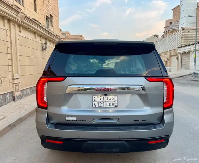 يوكن 2023 SLE شبه الجديد 4