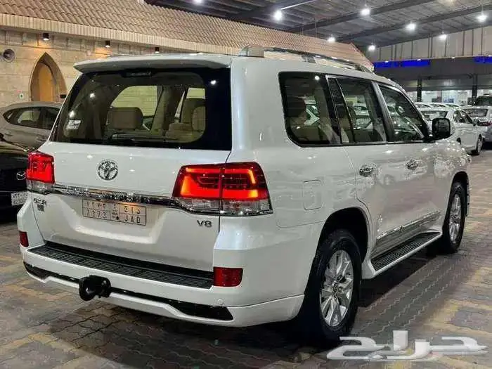 للبيع جيب لاندكروزر GXR-3 2017 سعودي عداد قليل V8 ( مخززنه ) 14