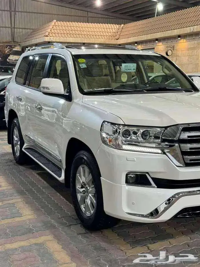 للبيع جيب لاندكروزر GXR-3 2017 سعودي عداد قليل V8 ( مخززنه ) 2