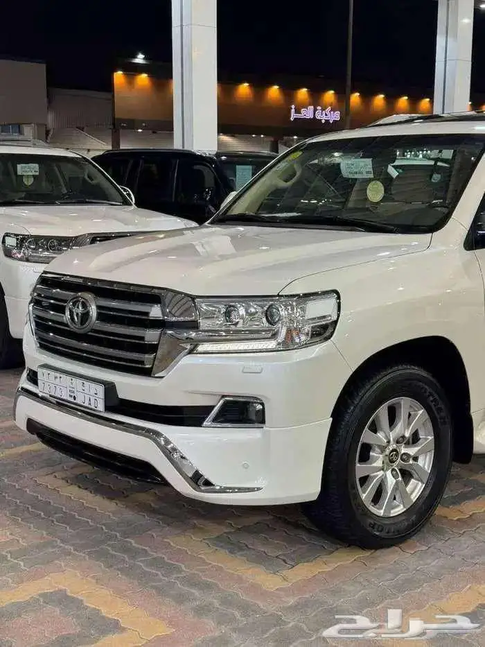 للبيع جيب لاندكروزر GXR-3 2017 سعودي عداد قليل V8 ( مخززنه ) 4