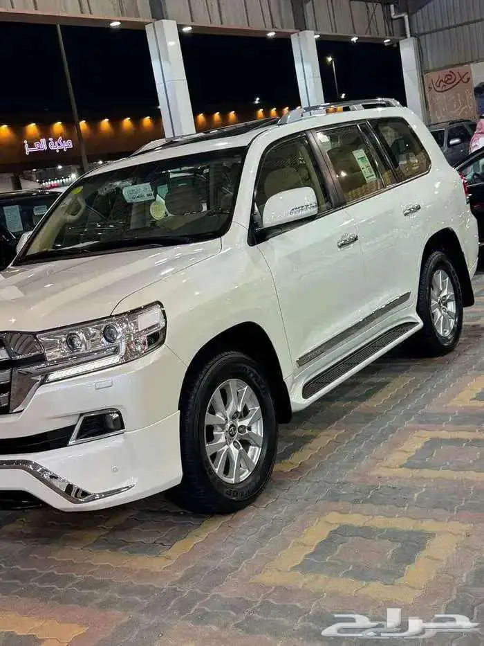 للبيع جيب لاندكروزر GXR-3 2017 سعودي عداد قليل V8 ( مخززنه ) 5