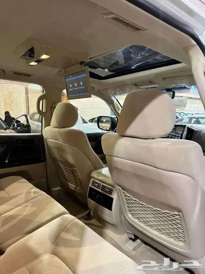 للبيع جيب لاندكروزر GXR-3 2017 سعودي عداد قليل V8 ( مخززنه ) 46