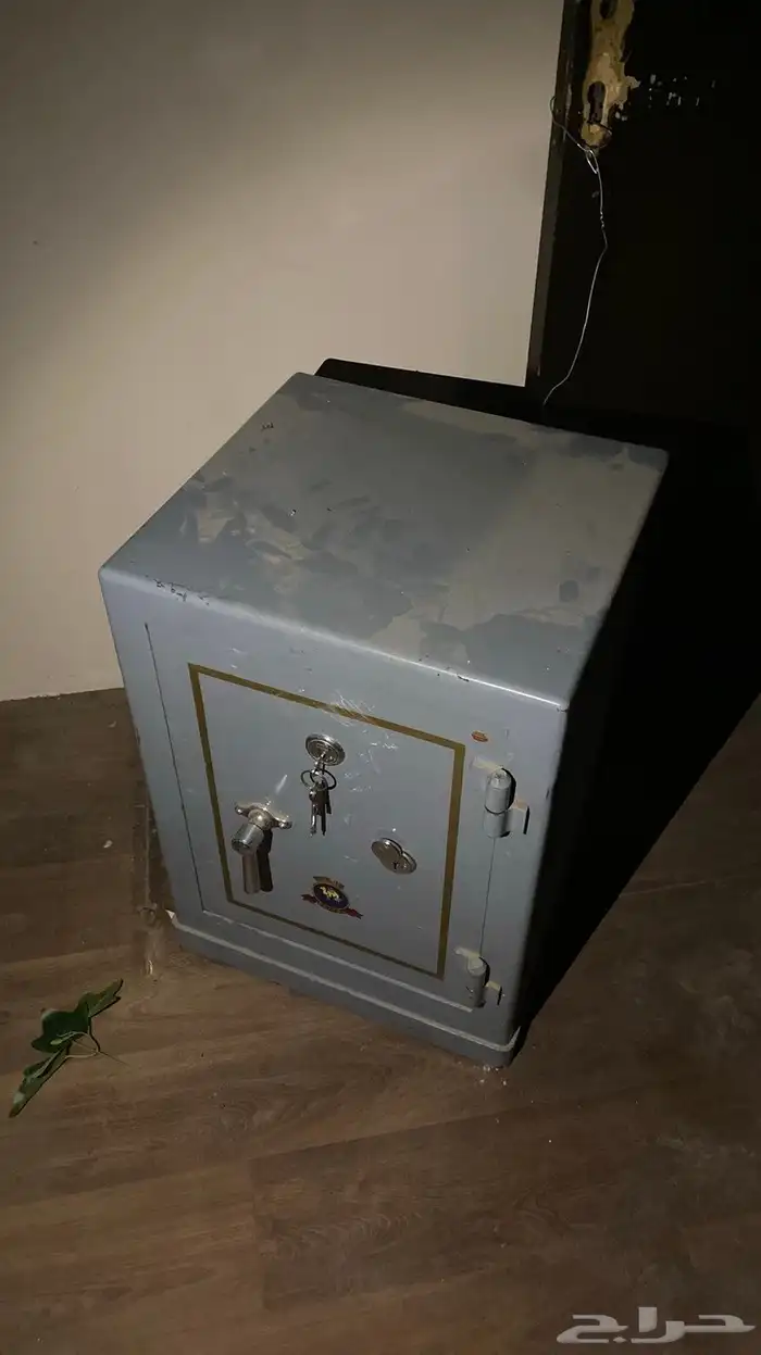 خزنة فلوس ثقيل جدا وممتازه نظافه 0