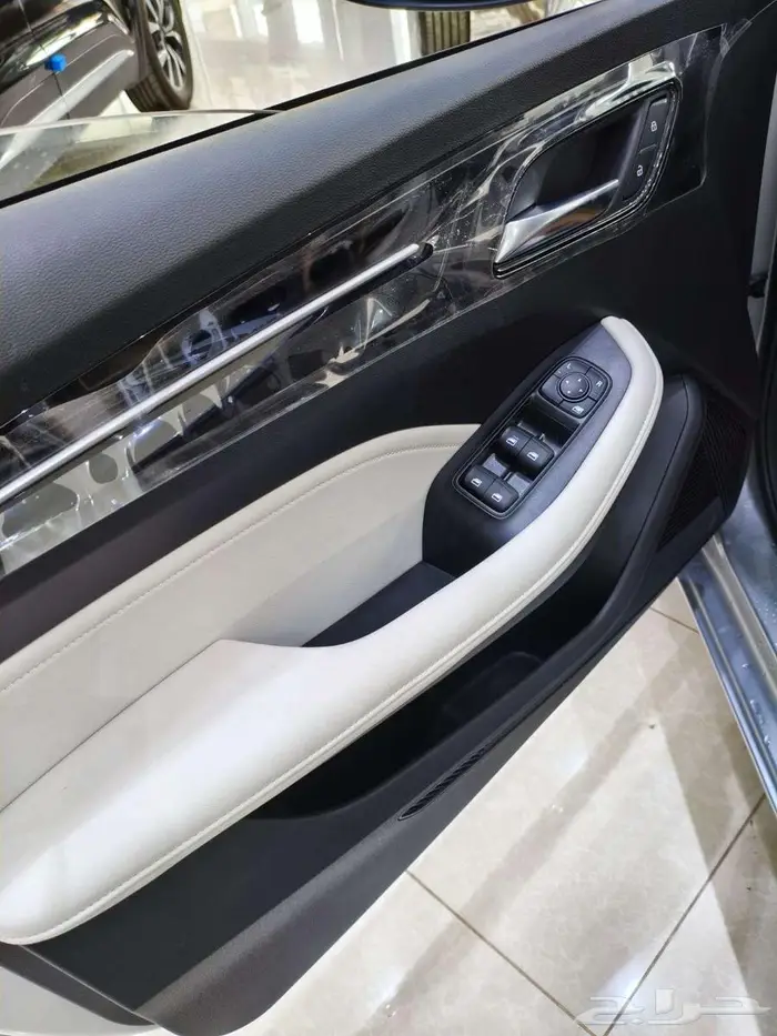 ام جي 5 الشكل القديم والشكل الجديد ستاندر 2025 7