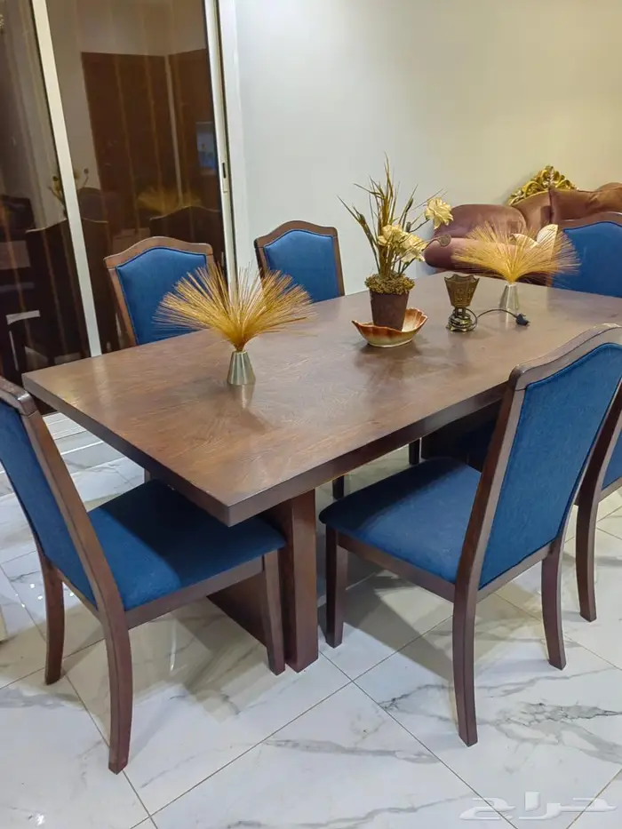 مجلس كنب كلاسيكي وطاولة طعام ودولاب وشاشة 3