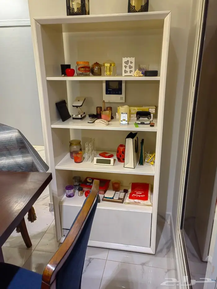 مجلس كنب كلاسيكي وطاولة طعام ودولاب وشاشة 7