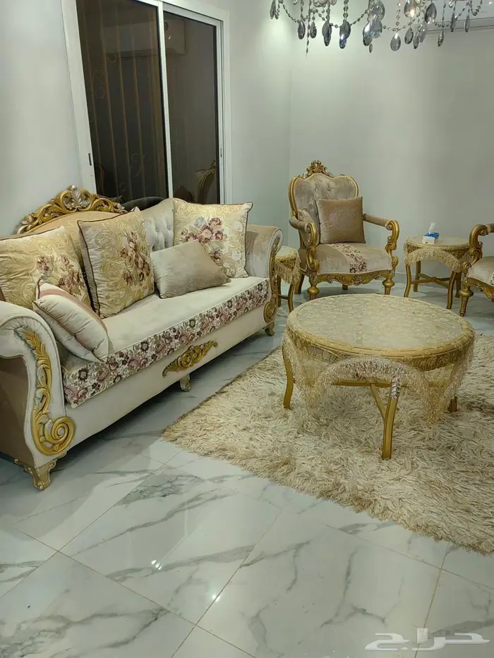 مجلس كنب كلاسيكي وطاولة طعام ودولاب وشاشة 1