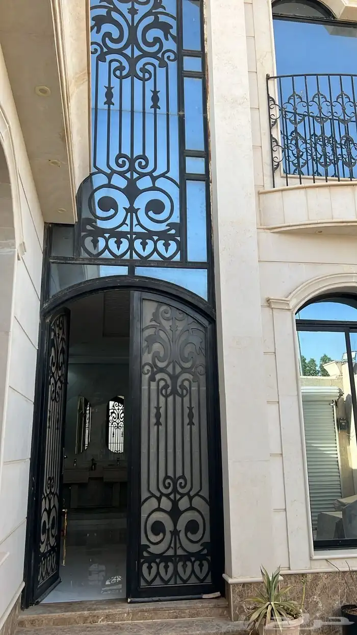 فيلا مع شقه للبيع في حي الرمال 0