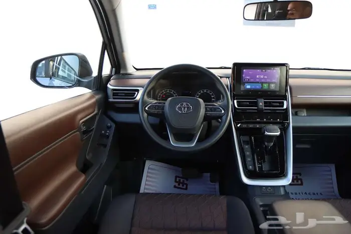 تويوتا انوفا بنزينGL لون سلفرموديل 2025 4