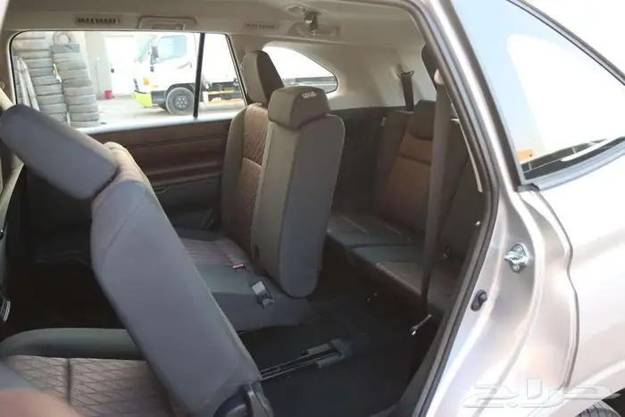 تويوتا انوفا بنزينGL لون سلفرموديل 2025 22