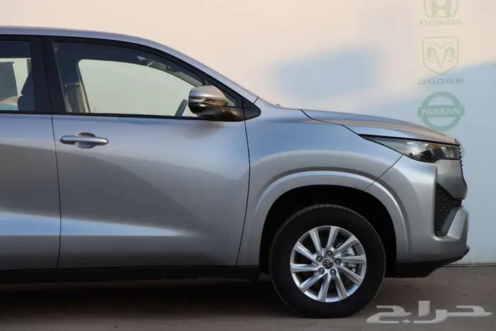 تويوتا انوفا بنزينGL لون سلفرموديل 2025 32