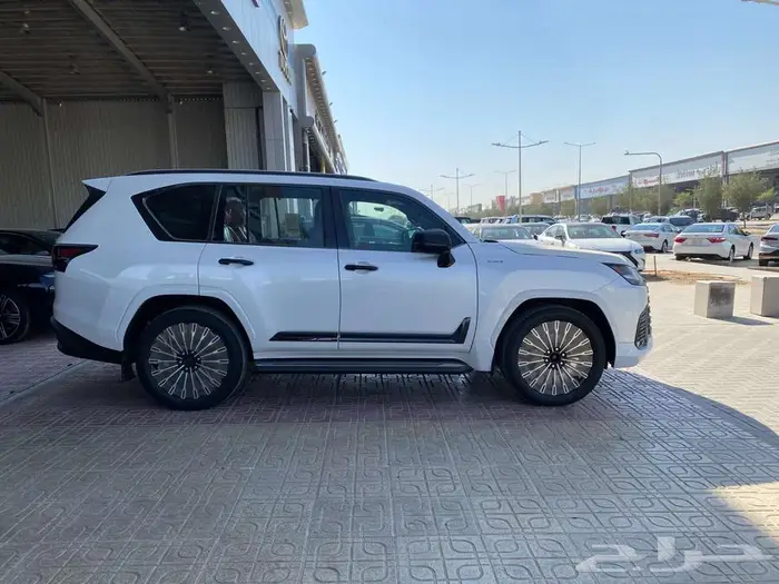 لكزس LX600 VIP 2025 ابيض بلاك اديشن (بريمي) 3