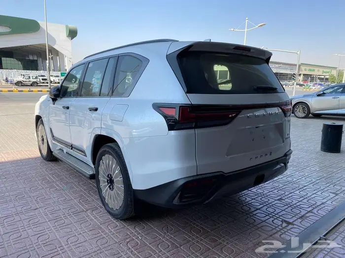 لكزس LX600 VIP 2025 ابيض بلاك اديشن (بريمي) 16
