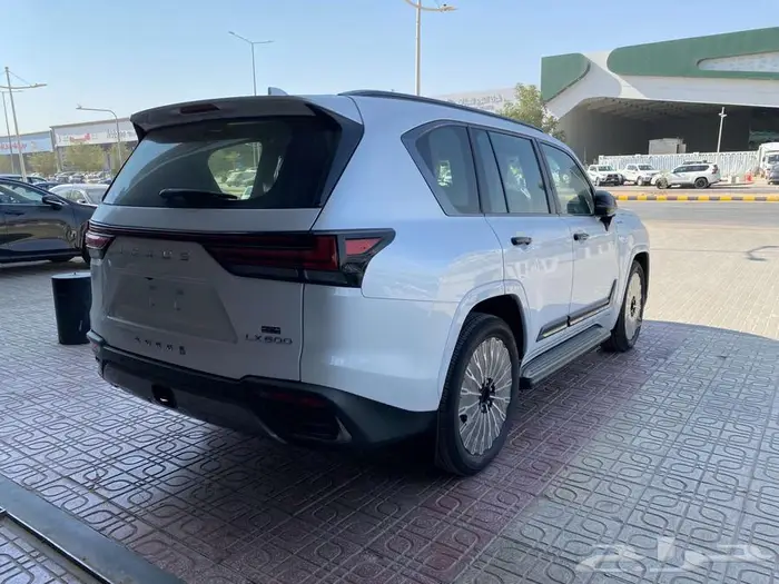 لكزس LX600 VIP 2025 ابيض بلاك اديشن (بريمي) 17