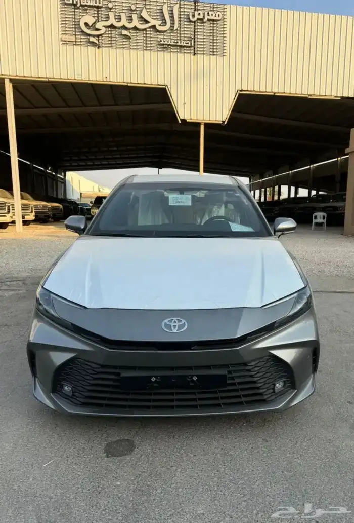 تويوتا كامري 2025 E بنزين سعودي جديد اللون تيتانيوم 2
