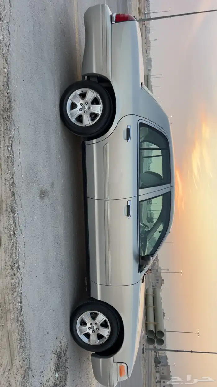 فورد فكتوريا 2011 ذهبي 3