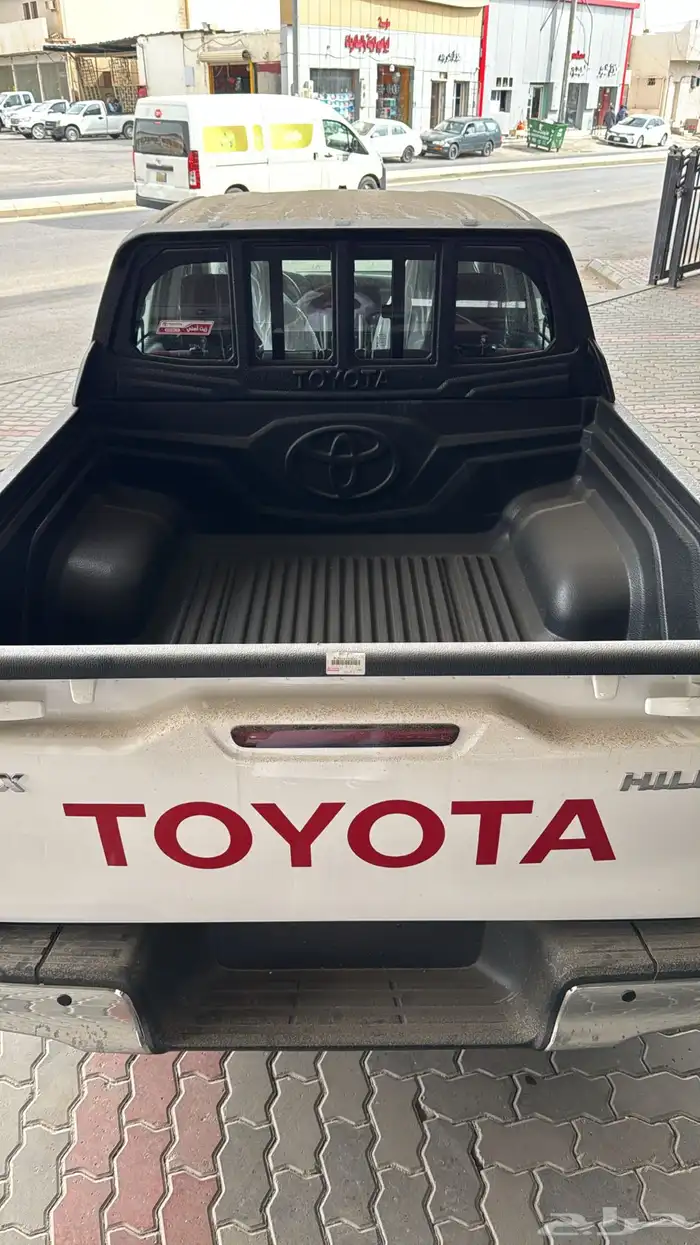 تويوتا هايلوكس GLX اوتماتيك بنزين 2026 11