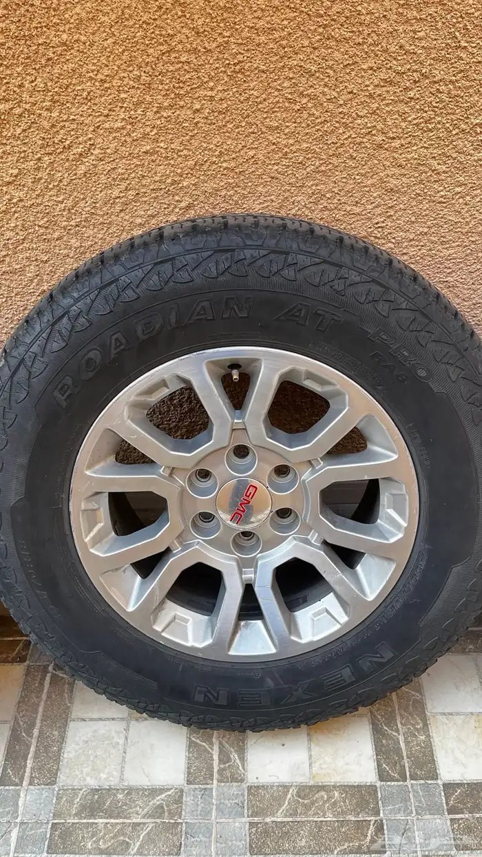 جنوط يوكن 18 اصلي وكفرات حجرية 1