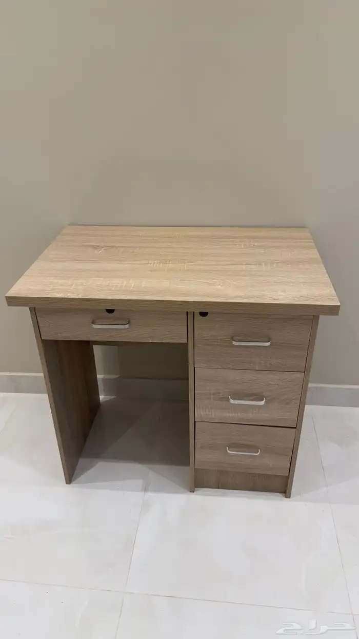 مكتب وطاولتين و فرشة 2