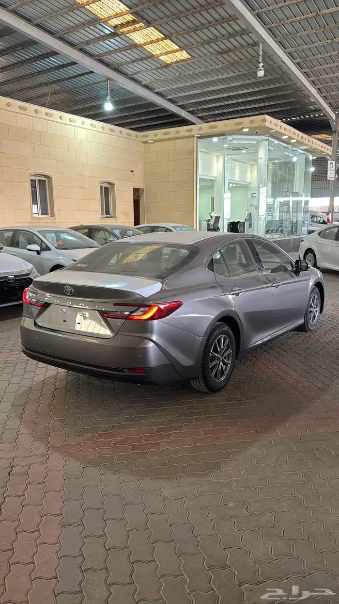 تويوتا كامري E ستاندر بنزين 2025 2