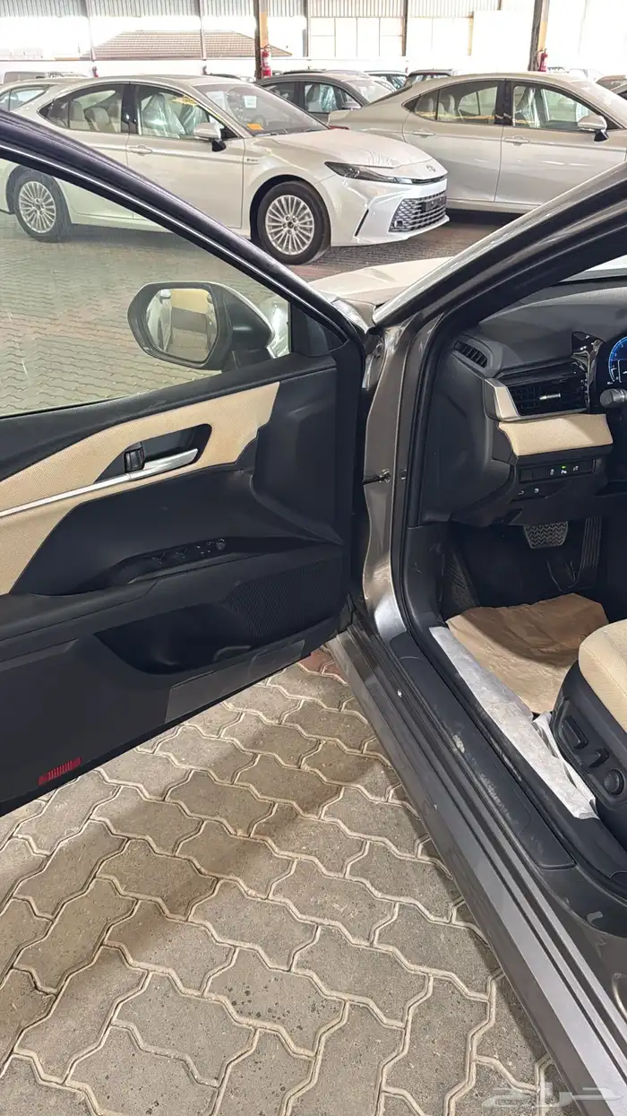 تويوتا كامري E ستاندر بنزين 2025 6