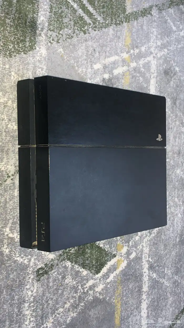 سوني 4 نظيف مع يد في خرابات خفيفه ومعه اسلاكه 1