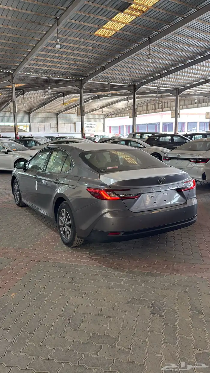 تويوتا كامري E ستاندر بنزين 2025 3