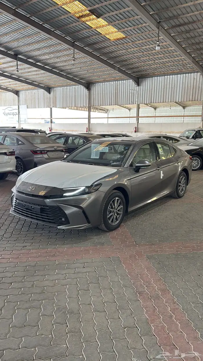 تويوتا كامري E ستاندر بنزين 2025 0