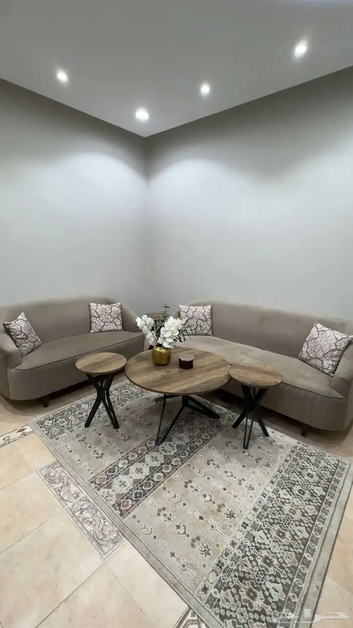 كنب 7 اشخاص نظيف جدا  مع 5 طاولات للبيع 0