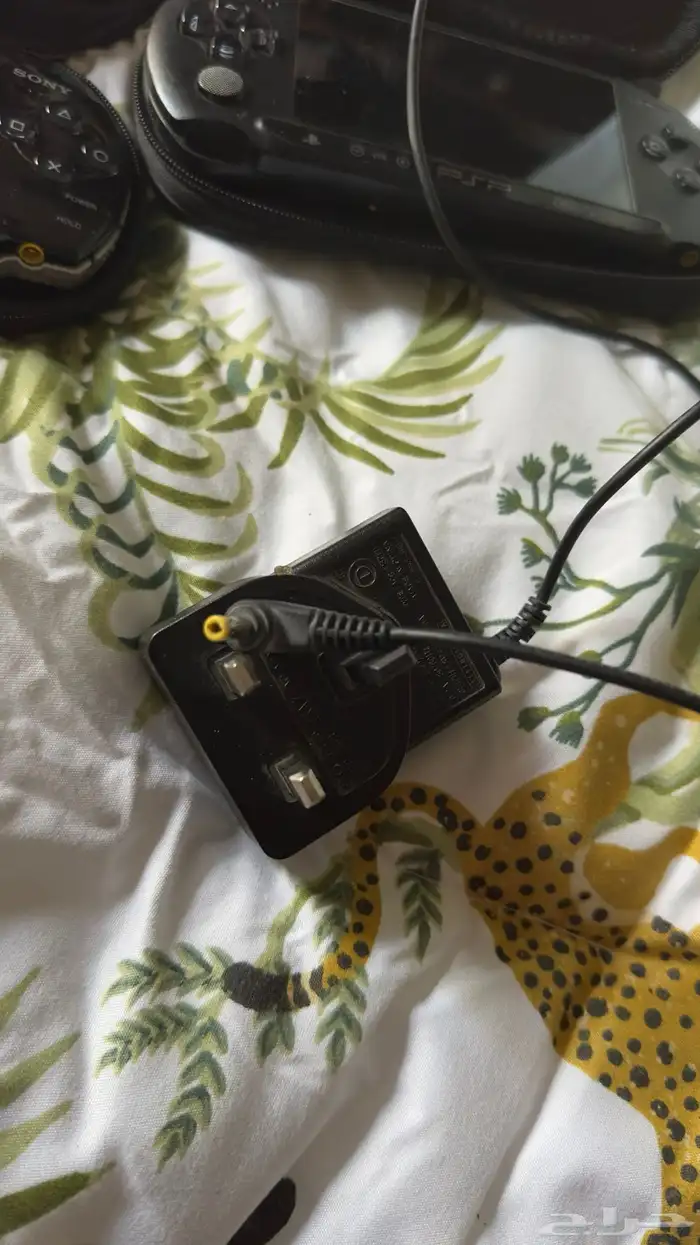 3 اجهزة PSP قديمة مع بعض الملحقات. 2