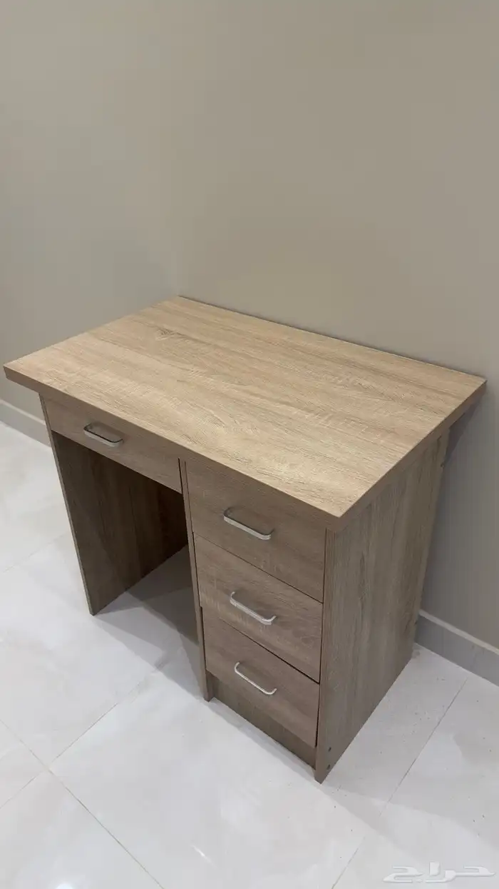 مكتب وطاولتين و فرشة 1