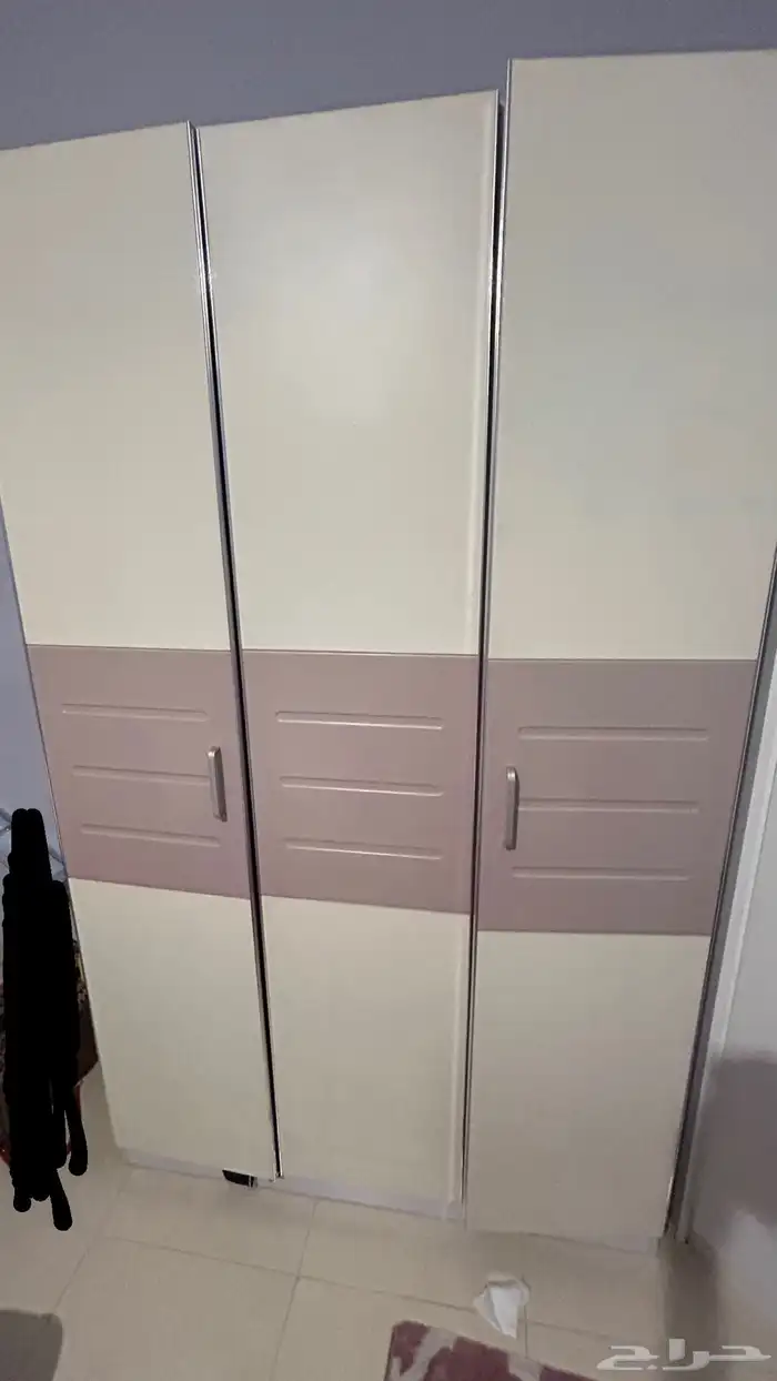 دولاب (خزانة ملابس) بحاله ممتازه للبيع 0