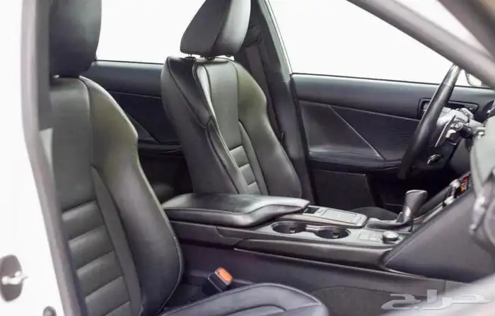 للبيع لكزز IS500 موديل 2023 - V8 بسعر بطل وارد كندا 25