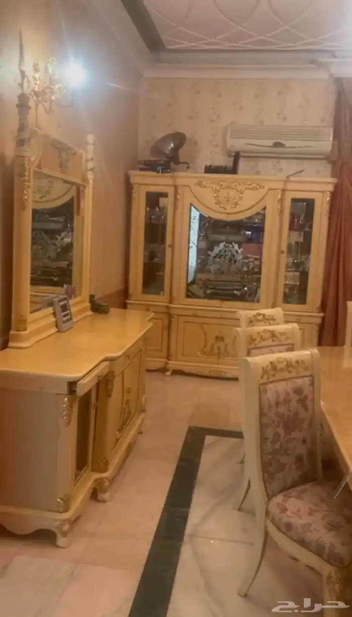 طاولة طعام ومدخل وطاولات خدمة 0