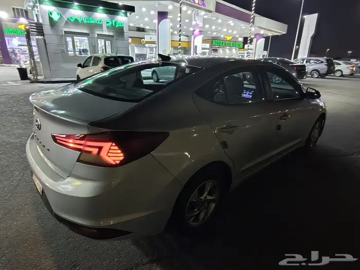 للبيع سياره هونداي الانترا 5