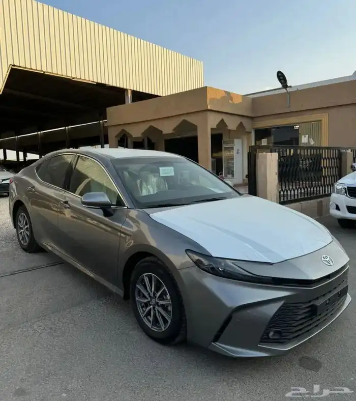 تويوتا كامري 2025 E بنزين سعودي جديد اللون تيتانيوم 4