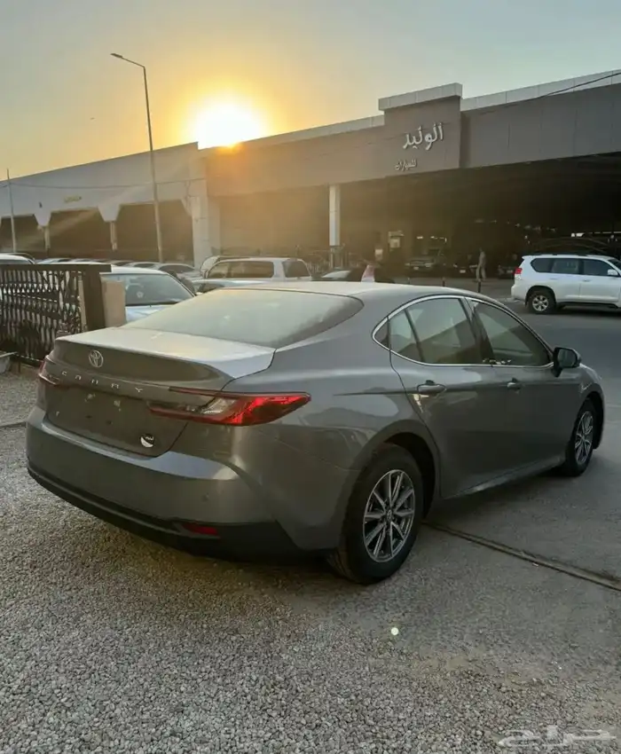 تويوتا كامري 2025 E بنزين سعودي جديد اللون تيتانيوم 5