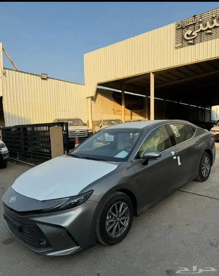 تويوتا كامري 2025 E بنزين سعودي جديد اللون تيتانيوم 1