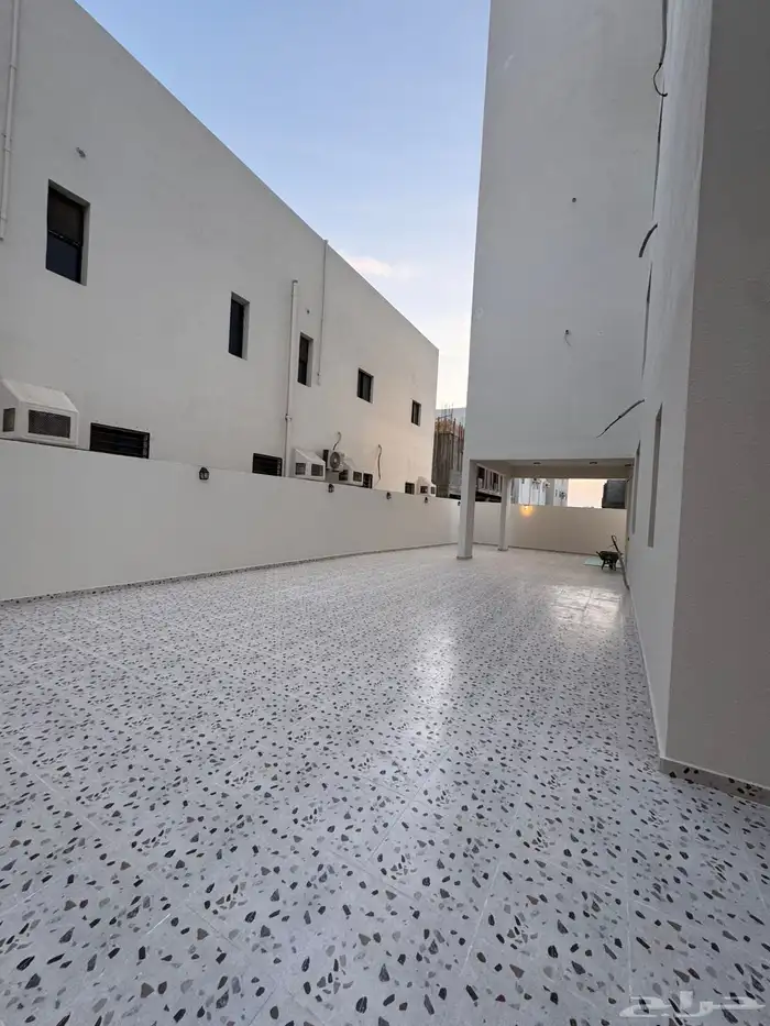 ادوار مكرره بحي الصفا تشطيب ممتاز وموقع مميز 3