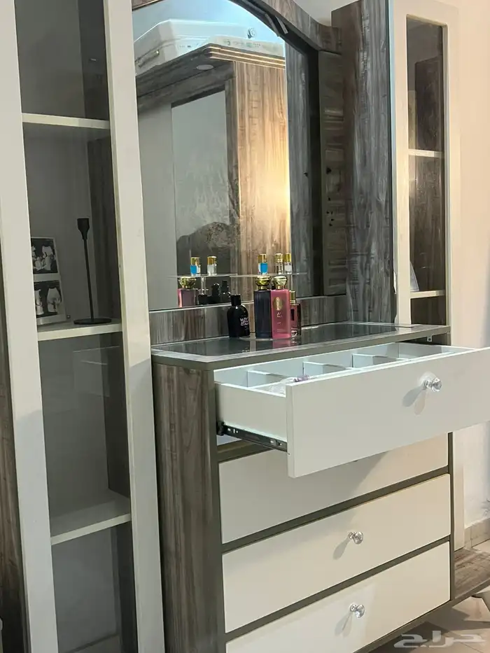 سرير طفل وتسريحه للبيع 2