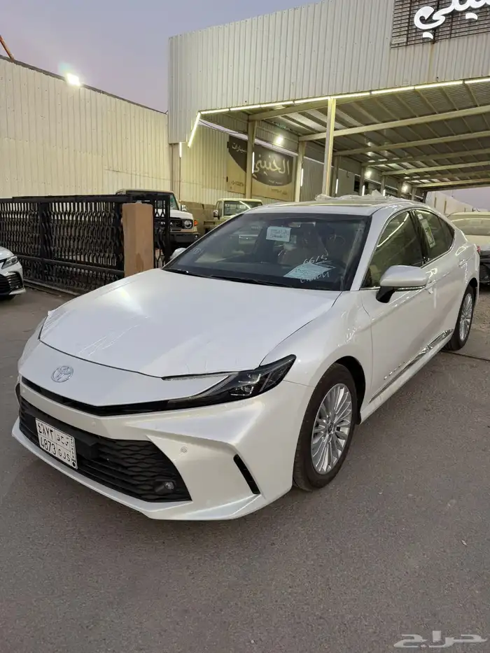 تويوتا كامري 2025 LE بنزين سعودي عداد الف كيلو اللون ابيض 1