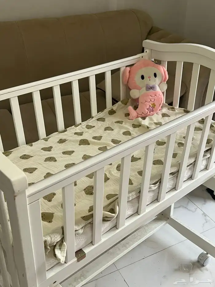 سرير طفل وتسريحه للبيع 0