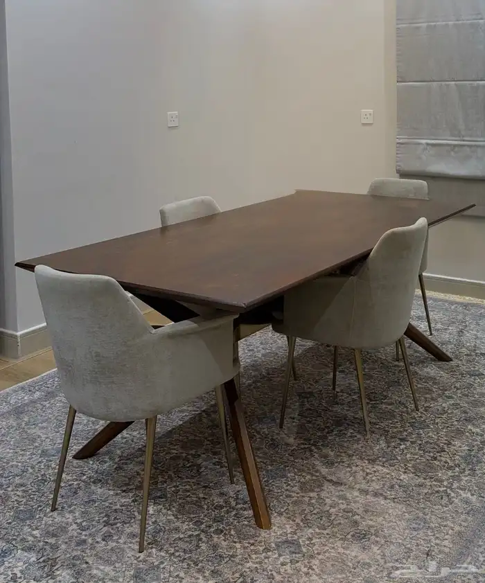 طاولة طعام من وست الم بحالة جيدة  بدون الكراسي 4