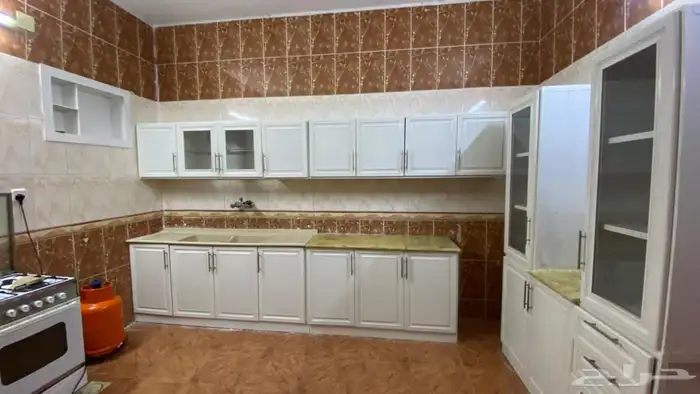 دولاب مطبخ نظيف ولا فيه كسور كما هو موضح ف الصورة 2